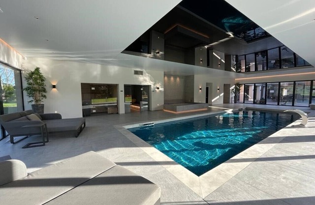 Luxury Cedar House, Private Garden & Pool House