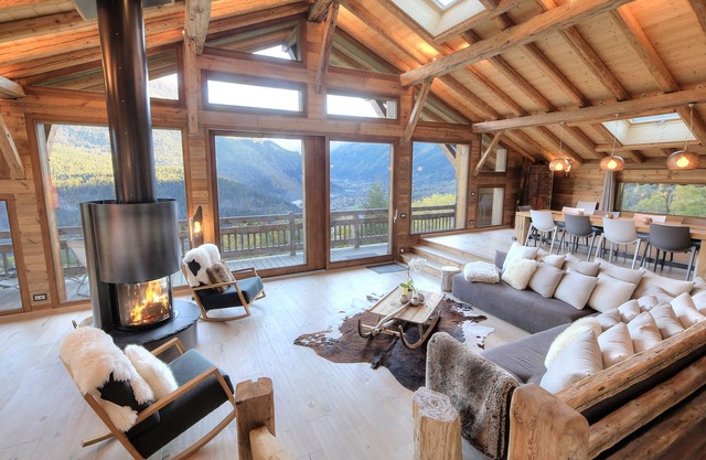 Luxury chalet, Chamonix-Les Houches, ski-in/ski-out, sauna, steam room & jacuzzi