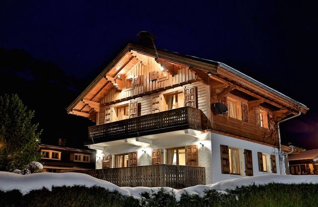 Luxury chalet in Chamonix town, all en-suite, log fire, hot tub