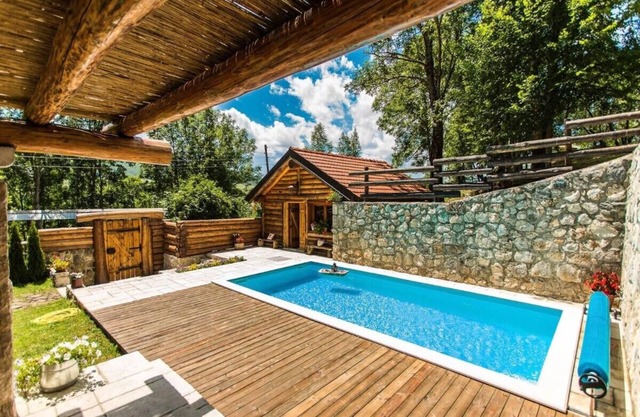 Luxury Chalet Regina with pool and jacuzzi surrounded by nature