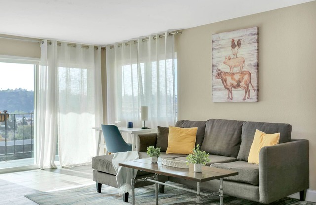 Luxury Condo, 2BR - Balcony, Washer/Dryer, Pets OK