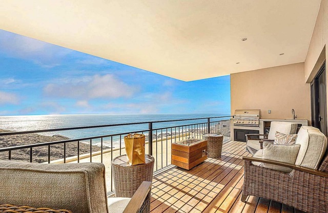 Luxury Condo + Breathtaking Ocean Views @ Cerritos