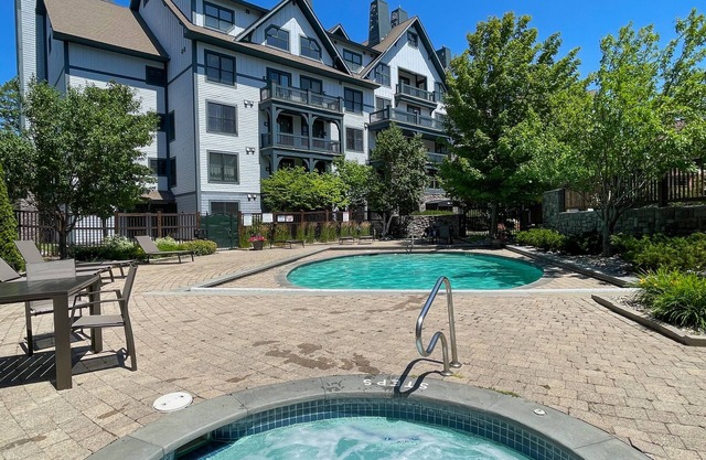 Luxury Condo*Hot Tub*Pool*Fireplace*Walk to Lifts*Near Golf Course & Fitness Ctr