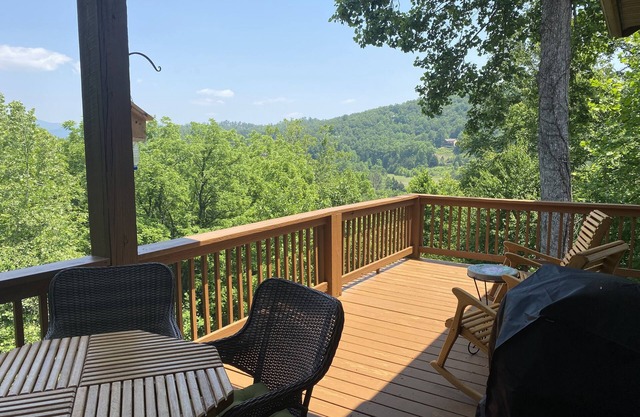 Luxury Condo w/Mountain View, Full Kitchen, W&D, Garage and No Steps to get in!