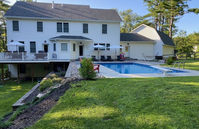 Luxury Country Setting - 4 miles to Downtown !