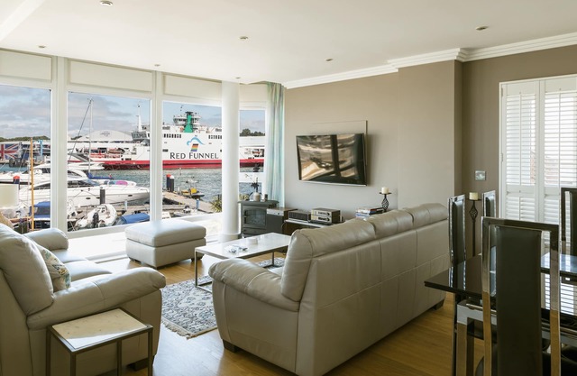 Luxury Cowes waterfront apartment with stunning panoramic marina & sea views