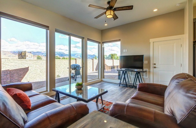Luxury desert condo with gorgeous mountain views, located near town
