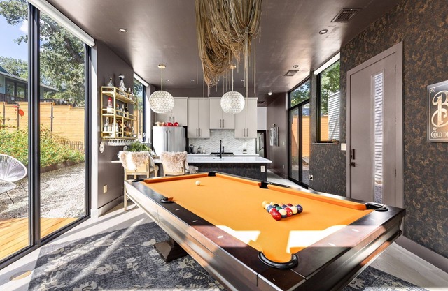 Luxury Downtown Austin Guest House-2BR/2.5BA-Billiards Lounge-Patio-Parking