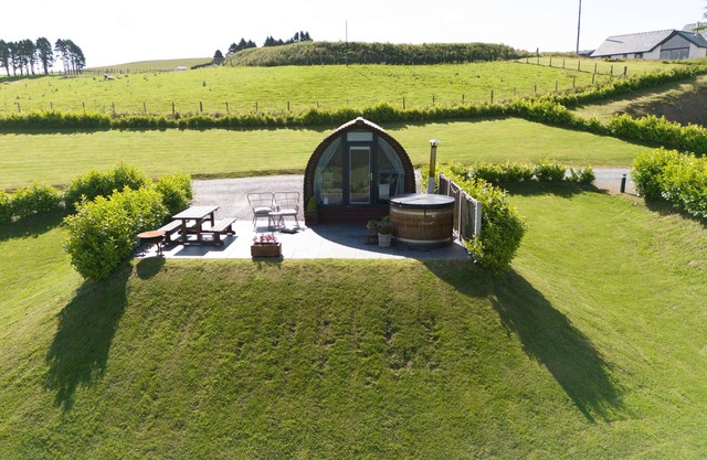 Luxury Ensuite Wooden Glamping Cabin With Hot Tub