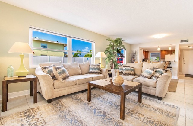 Luxury escape, clean, 1.5 ml to beach & Eckerd, cozy, roomy, family friendly