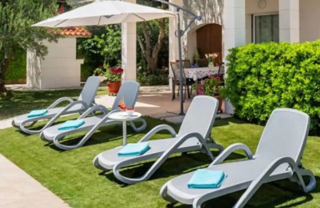 Luxury family-friendly apartment with private pool, 10 min drive to center Split