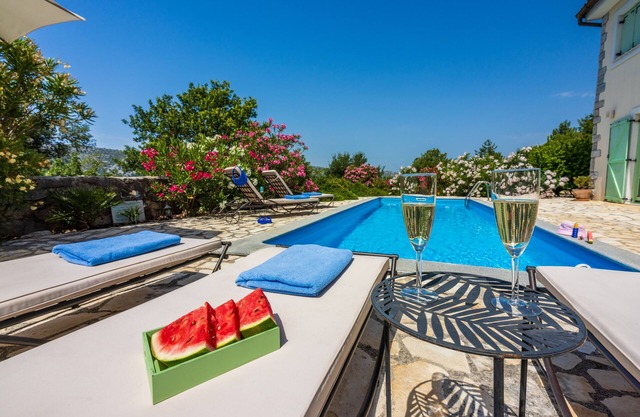 Luxury Family Home. Heated Pool. Kids Park. Pets. Privacy. Concierge. Sauna.