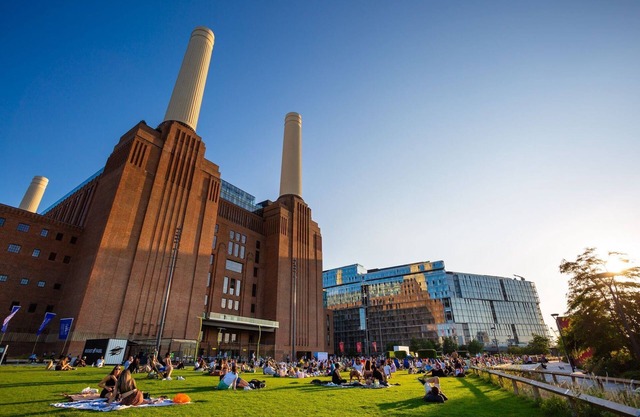 Luxury flat steps away from shops and restaurants in Battersea Power Station