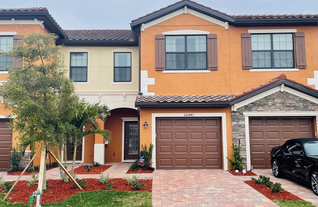 Luxury-Gran Paradiso 3 Bedroom/2.5 Bath Townhouse/High End Amenities