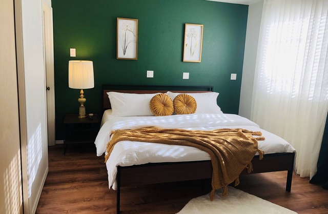 Luxury Guest Suite - Close to lake, beach, and DTs