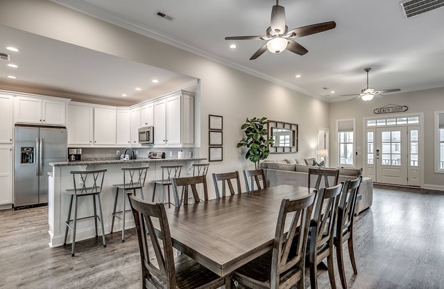 Luxury Home with PRIVATE POOL! Pet Friendly and Wifi