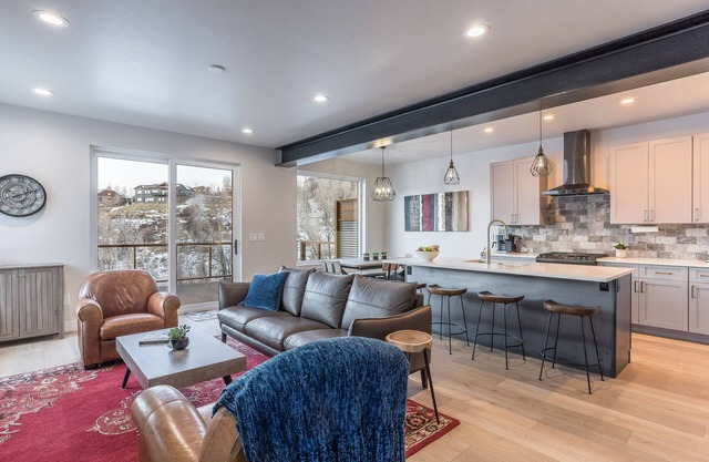 Luxury Home w/Private Hot Tub & Large Deck! Great for Large Groups!