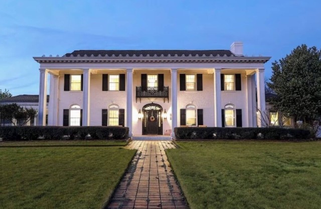 Luxury Home with Six bBedrooms and Seven Bathrooms one mile from the University of Alabama.
