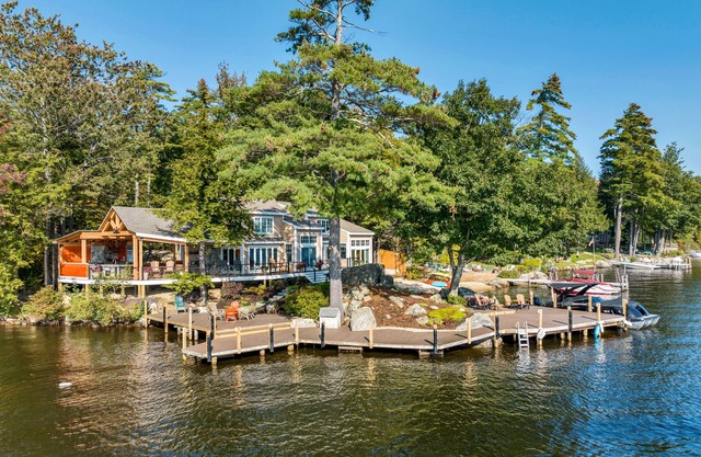 Luxury Home with Sand Beach and Great Views plus a Guest House