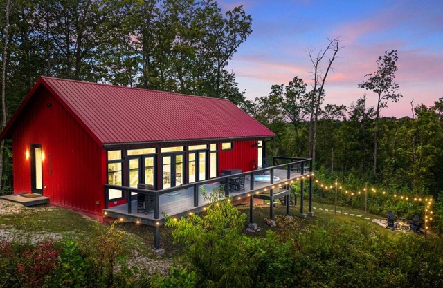 Luxury/Hot-Tub/WiFi - A Red River Barnhouse