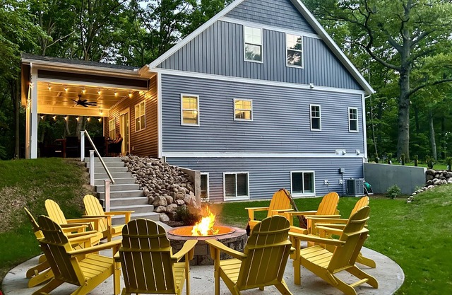 Luxury house, covered patio, private fire pit patio. Pontoon rental available