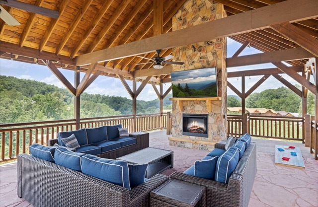 ~LUXURY~ INDOOR POOL/GAZEBO/OUTDOOR FIREPLACE/GAME RM/GOLDEN TEE/SAUNA/HOT TUB!