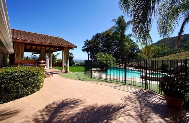 Luxury King-Bed, Desk, Sofa, Fridge, 1 Acre Yard