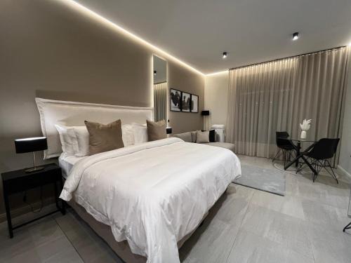Luxury King Studio, Menlyn Maine, Time Square Views, Smart Access