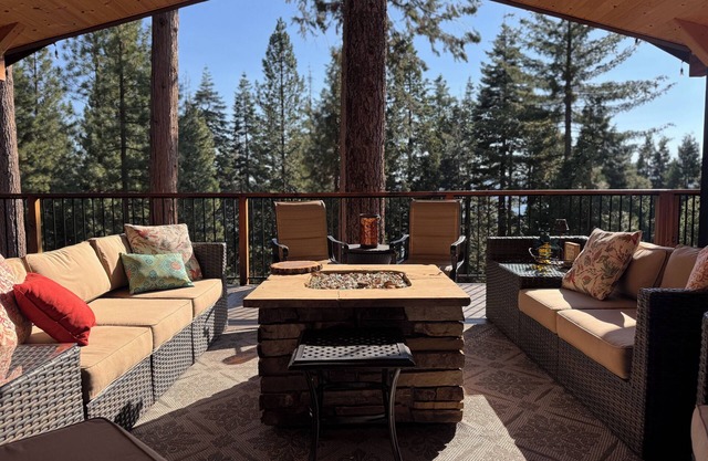 Luxury Lake Almanor Cabin Covered Deck & Views