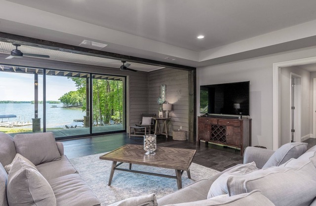 Luxury Lake Escape with game room and hot tub!