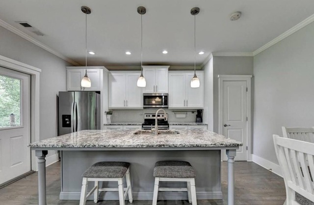 luxury lake view. 6 sleep 3 bedroom 2kings 1Queen bed