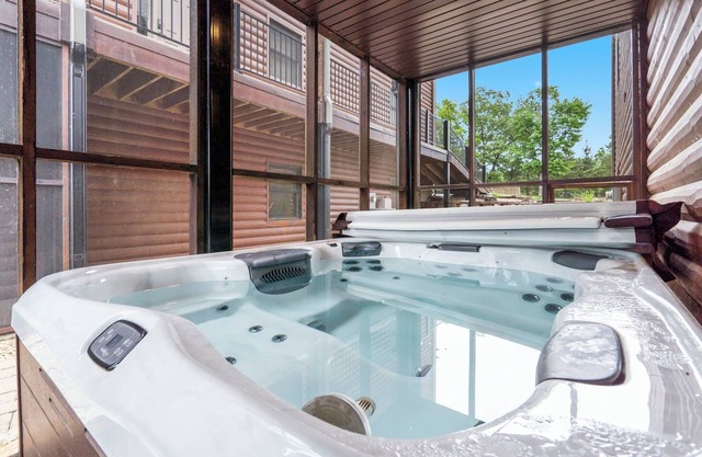 Luxury Lakefront Resort Chalet 8~2 Pools~FREE Amenities~Dock~Kayaks~Waterslide