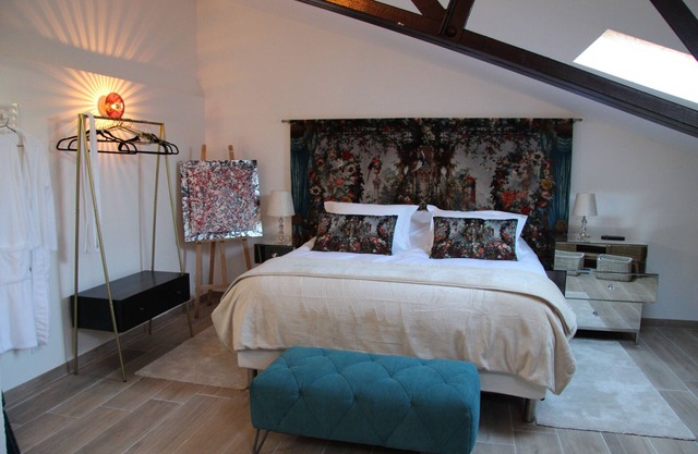 LUXURY LOFT - AVIGNON - FORMER ARTIST'S STUDIO - 5 STAR FURNISHED HOLIDAY HOME