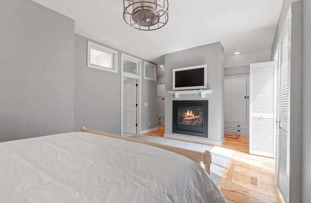 Luxury Loft, Quiet, Easy Access to Downtown MN, Premium Furnishings.
