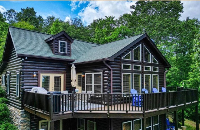 Luxury Log Cabin Hideaway Near Lake Chatuge w/ 2 Master Suites