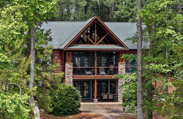 Luxury log home on main lake - pizza oven, fire pit, kayaks, SUP, pontoon
