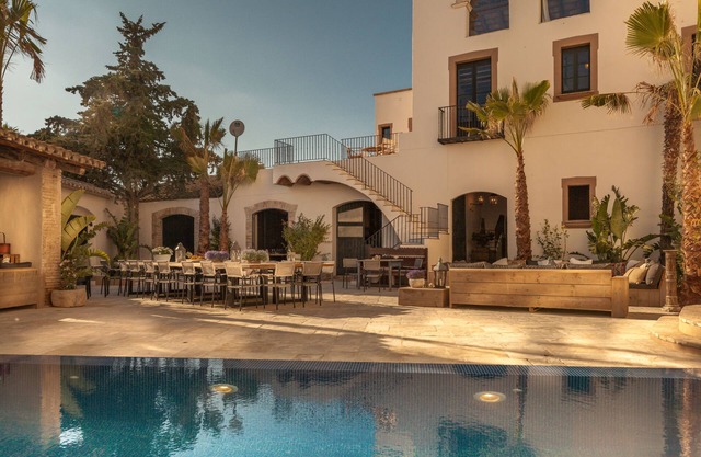 Luxury manor, minutes from the beach, 14 ensuite bedrooms, A/C, central location