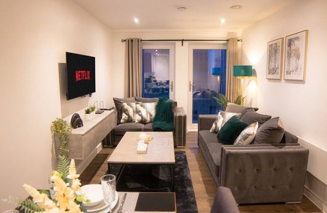 Luxury Mcr 2Bed+2Bath Apartment-Central location!