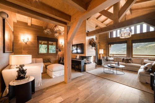 Luxury Megève Chalet, sleeps 8 with Mountain Views and Jacuzzi