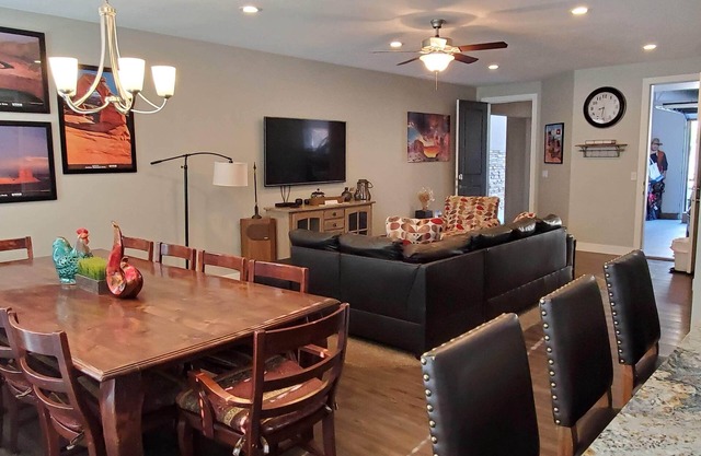 Luxury Moab DTown 4Bd,3Bth,Sleeps15, Pool,Spa,Garage,Bikes,6Tvs,Low Fees,Parking
