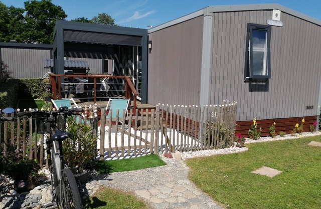 Luxury Mobile Home for 6, Heated Pool, 200m from Beach