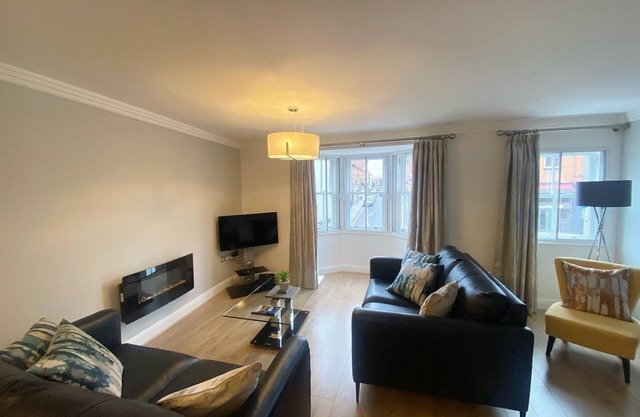 Luxury, modern town centre, 2 beds, free parking for one vehicle