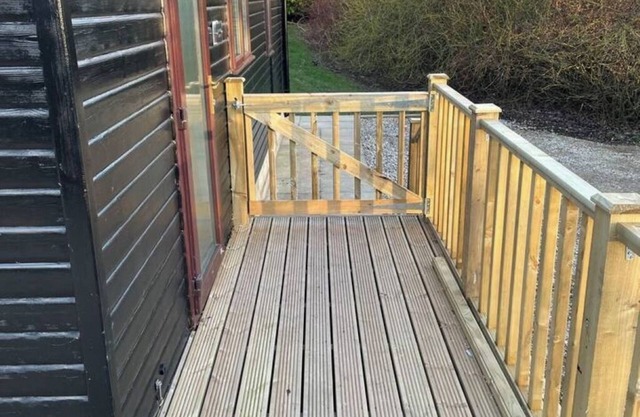 Luxury Moorhen Lodge & Hot Tub. 3 miles from York city centre! The best of both!