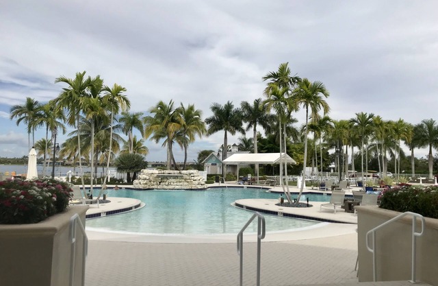 Luxury Newly Built 3 Bedroom Plus Den Home with Pool/Spa