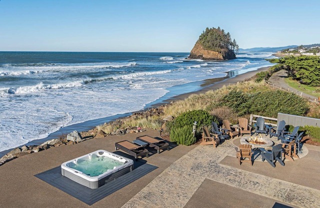 Luxury Ocean Front. 9 Bdrm, 7 bth. 7400 sq/ft. Theater room, game rm, hot tub