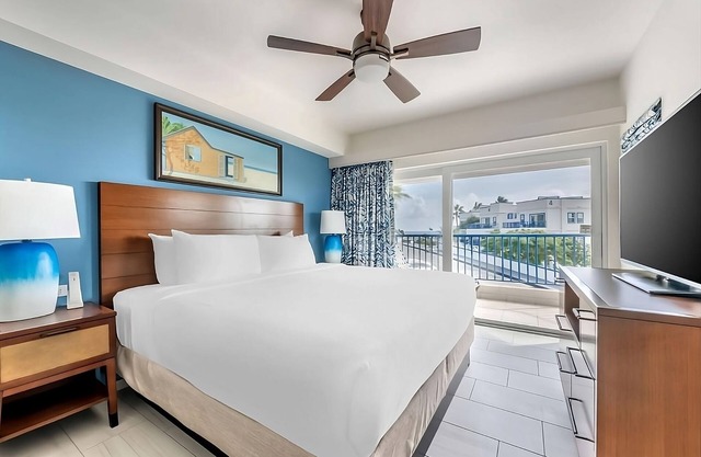 Luxury Oceanfront Hotel in St. Maarten! Swimming Pool, Free Parking, Kitchen!