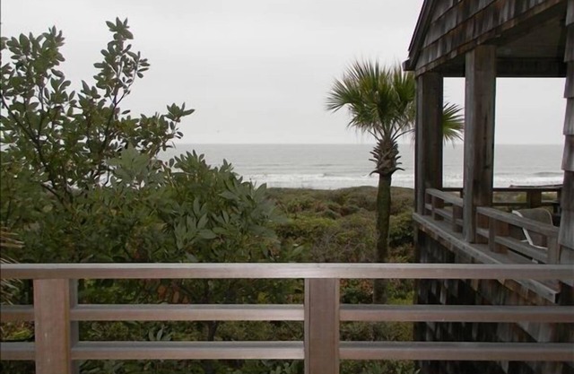 Luxury Oceanfront Condo with Resort pool and amenity access!