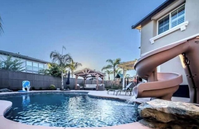 Luxury Retreat 6 Beds w/Pool & Hot Tub