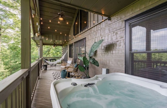 Luxury Retreat: Amazing Mountain Views + Hot Tub