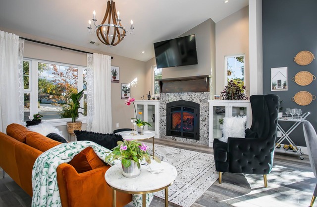 Luxury Retreat-gourmet kitchen, playhouse, hot tub, & steam shower